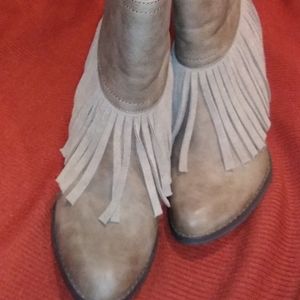 🌸 VERY VOLATILE Grey Lthr Fringe Western Booties